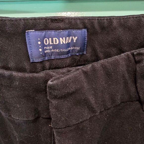 Old Navy Black Mid Rise Pixie - Picture 3 of 6